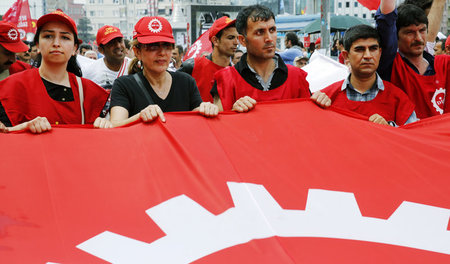 Gewerkschafter auf dem Taksim-Platz in Istanbul (5.6.2013)