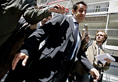 Präsident Sarkozy: Bad in der Menge oder Flucht vor der Öffentli...