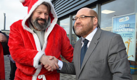 Aktion in Würselen: Elmar Wigand (links) und das Martin-Schulz-D... Aktion in Würselen: Elmar Wigand (links) und das Martin-Schulz-D...