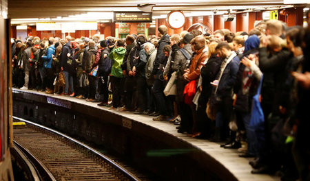Streik der EVG: U-Bahnstation Berlin-Alexanderplatz am Montag mo... Streik der EVG: U-Bahnstation Berlin-Alexanderplatz am Montag mo...