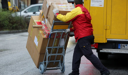 Paketbote kurz vor Heiligabend in Hamburg (Archivbild) Paketbote kurz vor Heiligabend in Hamburg (Archivbild)