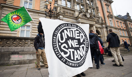 Solidarität mit Verfolgten: Aktivisten vor dem Strafjustizgebäud... Solidarität mit Verfolgten: Aktivisten vor dem Strafjustizgebäud...