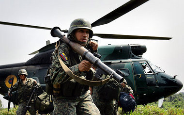 Verteidigung der Souveränität: Ecuadorianische Soldaten am Monta...