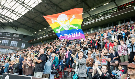Regenbogenfahne mit Totenkopf: So etwas ist nur auf St. Pauli mö... Regenbogenfahne mit Totenkopf: So etwas ist nur auf St. Pauli mö...