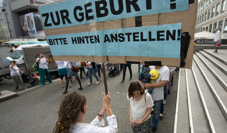 Flashmob von Hebammen gegen gefährliche Arbeitsbedingungen in St... Flashmob von Hebammen gegen gefährliche Arbeitsbedingungen in St...