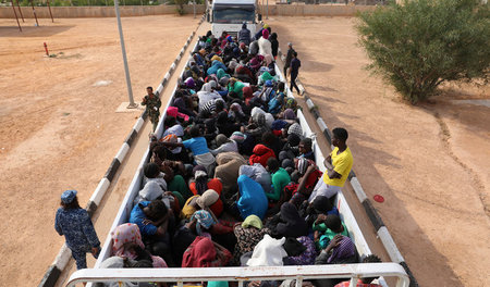 Flüchtlinge werden am 12. Oktober 2017 in ein Gefangenenlager in...