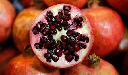 Schmeckt und sieht gut aus: Der Granatapfel gehört zum Yalda-Fes... Schmeckt und sieht gut aus: Der Granatapfel gehört zum Yalda-Fes...