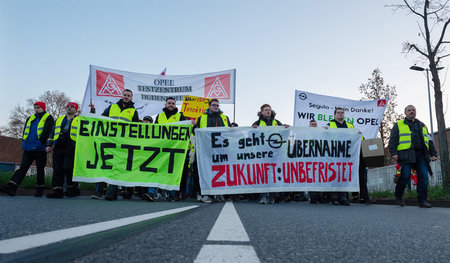 Fordern ein Ende der Konfrontation und Geheimnistuerei: »Opelane... Fordern ein Ende der Konfrontation und Geheimnistuerei: »Opelane...