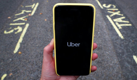 »Deine Fahrt auf Knopfdruck«: In Großbritannien ist Uber dick im...