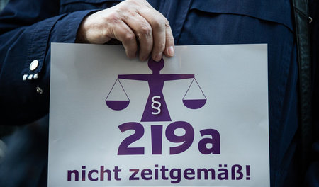 Die Bundesregierung hat sich vorerst geeinigt, aber die Debatte ... Die Bundesregierung hat sich vorerst geeinigt, aber die Debatte ...