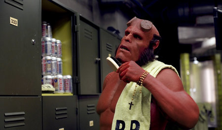 Hellboy (Ron Perlman) hat seine ganz eigenen Hygieneroutinen: »H... Hellboy (Ron Perlman) hat seine ganz eigenen Hygieneroutinen: »H...
