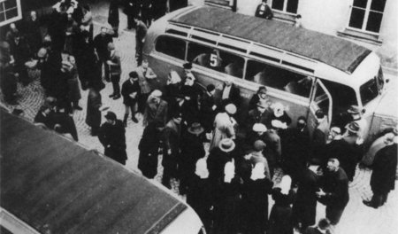 Verlegung von Behinderten im Rahmen der »Aktion T 4« aus der Pfl...