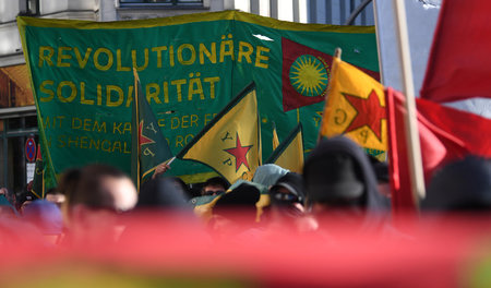 YPG-Fahnen auf der »Revolutionären Maidemo« 2018 in Berlin