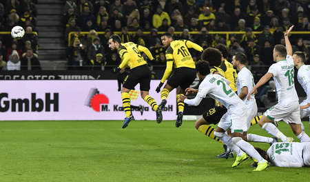 Ein Zeichen für das schöne Spiel: Dortmunds Paco Alcácer (l.) ni...