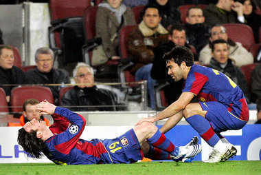 »Killerfoul, der Fuß knickt wie 2006 bei Totti«. Messi fällt für... »Killerfoul, der Fuß knickt wie 2006 bei Totti«. Messi fällt für...