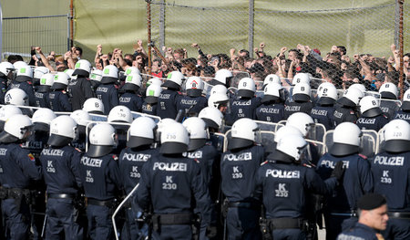 Auch ein Baustein der Verunsicherung: Österreichische Polizisten... Auch ein Baustein der Verunsicherung: Österreichische Polizisten...