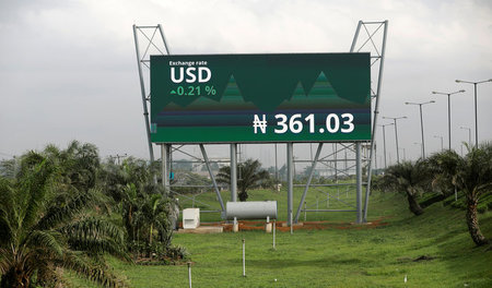 Auf einer Anzeigetafel in Nigeria wird der aktuelle Dollar-Kurs ...