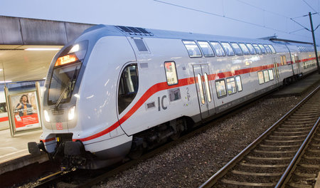 Die Bahn kommt – meistens zu spät. Schuld trägt nach fester Über...