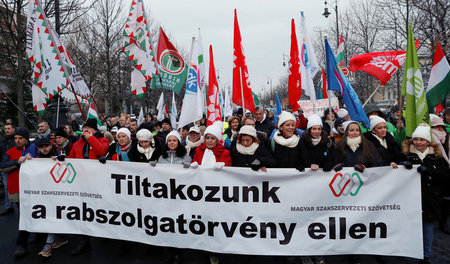 »Wir protestieren gegen das Sklavengesetz«: Demonstration am Son... »Wir protestieren gegen das Sklavengesetz«: Demonstration am Son...