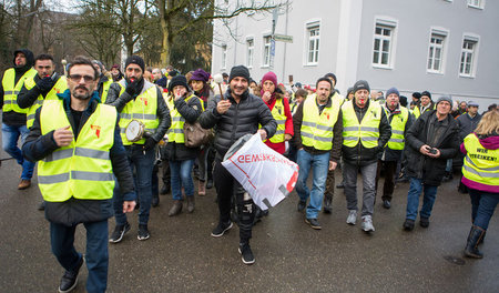 Auch »Gelbwesten«: Lautstarker Protest der gut organisierten Bel... Auch »Gelbwesten«: Lautstarker Protest der gut organisierten Bel...
