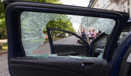 Untergang des Abendlandes: eingeschlagene Scheibe eines Autos im... Untergang des Abendlandes: eingeschlagene Scheibe eines Autos im...