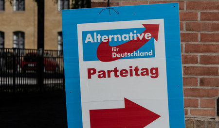Wegweiser zum Landesparteitag der AfD, der im Herbst in der Zita... Wegweiser zum Landesparteitag der AfD, der im Herbst in der Zita...