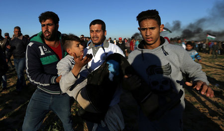 Leid an der Grenze Gazas: Ein verwundeter Junge wird weggetragen...