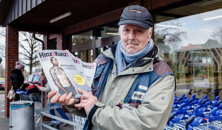 Der ehemals obdachlose Jörg Petersen mit Hinz und Kunzt vor eine... Der ehemals obdachlose Jörg Petersen mit Hinz und Kunzt vor eine...