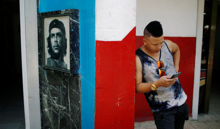 Ein junger Kubaner an einem Internethotspot in Havanna (August 2... Ein junger Kubaner an einem Internethotspot in Havanna (August 2...