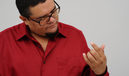 Eduardo Sosa spielt Luftgitarre Eduardo Sosa spielt Luftgitarre