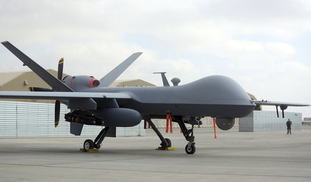 Eine US-amerikanische Drohne vom Typ MQ-9 während einer Flugscha... Eine US-amerikanische Drohne vom Typ MQ-9 während einer Flugscha...