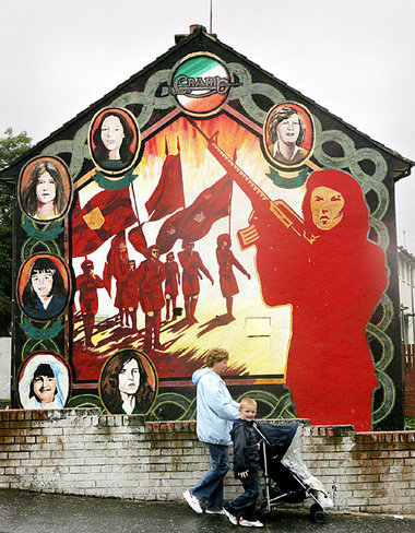 Wandbild in Belfast zu Ehren der irischen Kämpferinnen