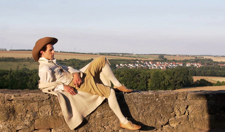 Flotte in Weimar: Der junge Goethe streckt sich auf einem Mäuerc... Flotte in Weimar: Der junge Goethe streckt sich auf einem Mäuerc...