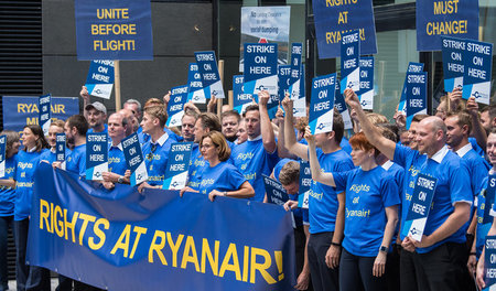 Die Ryanair-Beschäftigten halten zusammen (Frankfurt am Main, 10... Die Ryanair-Beschäftigten halten zusammen (Frankfurt am Main, 10...