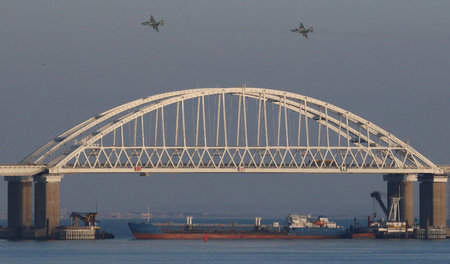 Umkämpft: Russische Kampfflugzeuge über der Brücke, die das russ... Umkämpft: Russische Kampfflugzeuge über der Brücke, die das russ...