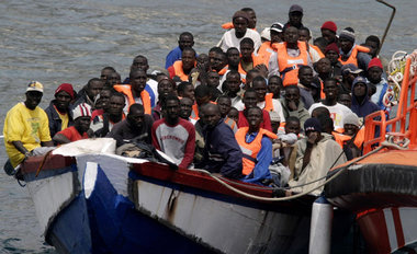 Ein mit 115 Flüchtlingen überfülltes Ruderboot aus Mauretanien l...