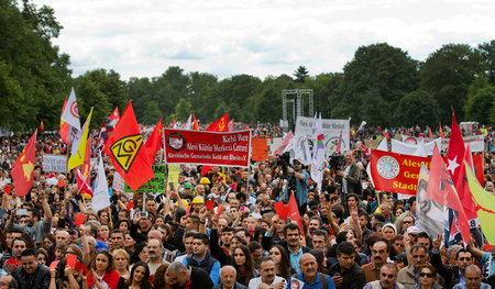 Schon »Terrorismus«? Teilnehmer der Demonstration gegen den Auft...