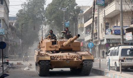 Ein türkischer Panzer fährt durch eine Straße im syrischen Afrin...