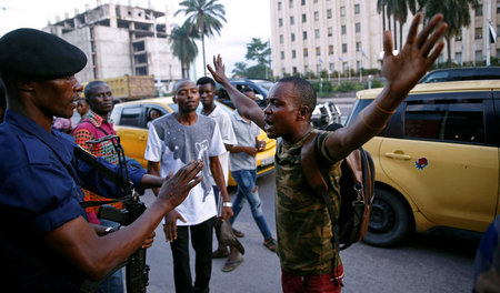 Nicht länger warten: Ein Kongolese zeigt seinen Unmut über die W...