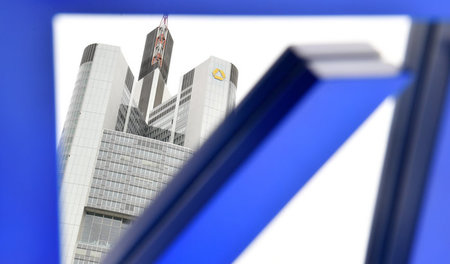 So nah und doch so fern: Eine Fusion der Deutschen Bank mit der ...