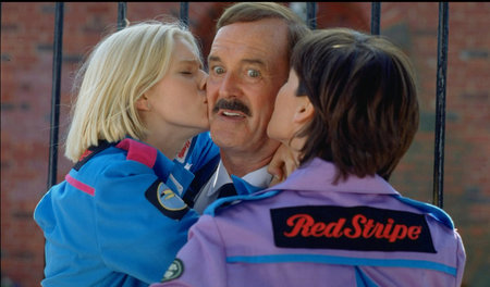John Cleese zwischen Pip (Cynthia Cleese, l.) und Cub (Carey Low...