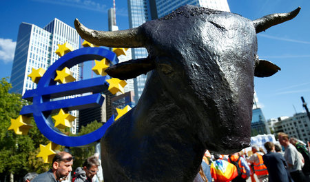 Krisenherd: ATTAC-Protest vor dem damaligen Hauptquartier der EZ...