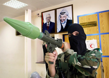 Hamas-Kämpfer im Juni 2007 in einem Fatah-Büro – mit der Entwaff... Hamas-Kämpfer im Juni 2007 in einem Fatah-Büro – mit der Entwaff...