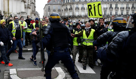 Auseinandersetzung mit der Polizei: »Gelbwesten«-Protest am Sams...