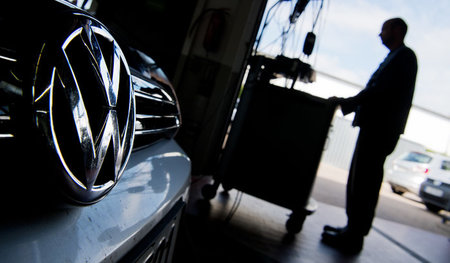 Rückruf nach Abgasskandal: Einem VW-Pkw wird in der Werkstatt ne...