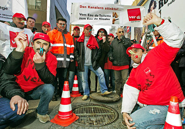 Arbeiter der Münchener Kanalisation haben mit üblen Gerüchen zu ... Arbeiter der Münchener Kanalisation haben mit üblen Gerüchen zu ...