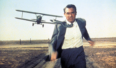 Cary Grant (Roger Thornhill) hat es in »Der unsichtbare Dritte« ...