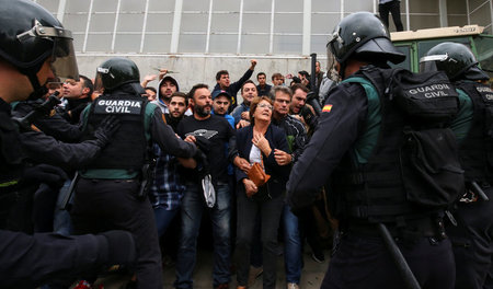 Gegen die spanische Zentralgewalt: Demonstration vor einem Absti...