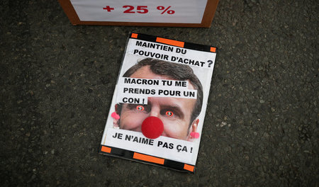 Unbeliebter Staatschef: Anti-Macron-Flugblatt bei einer Demonstr...