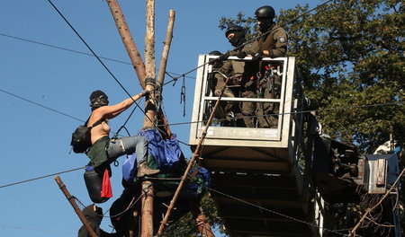 SEK-Beamte und halbnackte Aktivistin im Hambacher Forst (27.9.20...